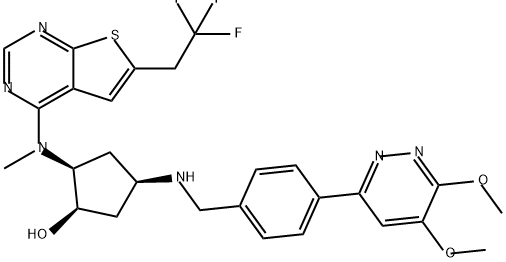 Cyclopentanol, 4-[[[4-(5,6-dimethoxy-3-pyridazinyl)phenyl]methyl]amino]-2-[methyl[6-(2,2,2-trifluoroethyl)thieno[2,3-d]pyrimidin-4-yl]amino]-, (1R,2S,4R)- Struktur