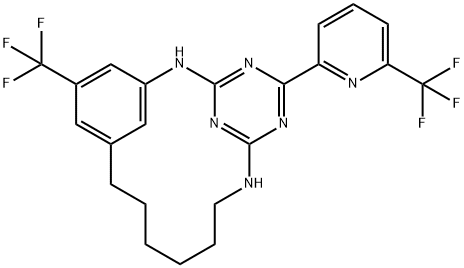 2,4,6,8,20-Pentaazatricyclo[13.3.1.13,7]eicosa-1(19),3,5,7(20),15,17-hexaene, 17-(trifluoromethyl)-5-[6-(trifluoromethyl)-2-pyridinyl]- Struktur