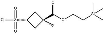2-(Trimethylsilyl)ethyl trans-3-(chlorosulfonyl)-1-methylcyclobutanecarboxylate 化学構造式