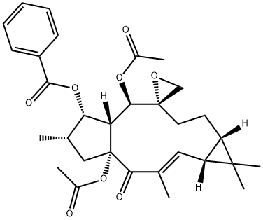 Spiro[9H-cyclopenta[a]cyclopropa[f]cycloundecene-9,2'-oxiran]-4(1H)-one, 4a,8-bis(acetyloxy)-7-(benzoyloxy)-1a,4a,5,6,7,7a,8,10,11,11a-decahydro-1,1,3,6-tetramethyl-, (1aR,2E,2'S,4aR,6S,7S,7aR,8R,11aS)- 化学構造式