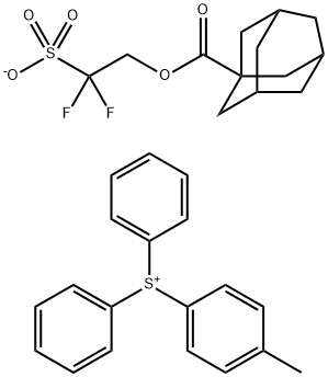 ジフェニル(4-トリル)スルホニウム=2-(アダマンタン-1-カルボニルオキシ)-1,1-ジフルオロエタンスルホナート 化学構造式