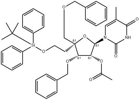 酢酸[2′-デオキシ-4′-[2-[[(1,1-ジメチルエチル)ジフェニルシリル]オキシ]エチル]-5-メチル-3′-O,5′-O-ビス(フェニルメチル)ウリジン-2′-イル] 化学構造式
