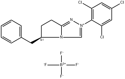 (5R)-6,7-dihydro-5-(phenylmethyl)-2-(2,4,6-trichlorophenyl)-5H-Pyrrolo[2,1-c]-1,2,4-triazolium tetrafluoroborate Struktur