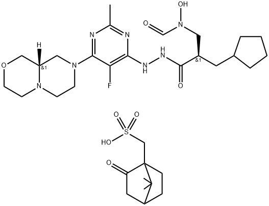 Cyclopentanepropanoic acid, α-[(formylhydroxyamino)methyl]-, (αR)-, 2-[5-fluoro-6-[(9aS)-hexahydropyrazino[2,1-c][1,4]oxazin-8(1H)-yl]-2-methyl-4-pyrimidinyl]hydrazide, 7,7-dimethyl-2-oxobicyclo[2.2.1]heptane-1-methanesulfonate (1:1) 化学構造式