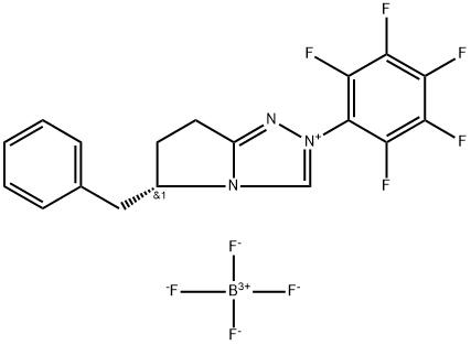 (S)-5-Benzyl-2-(perfluorophenyl)-6,7-dihydro-5H-pyrrolo[2,1-c][1,2,4]triazol-2-ium tetrafluoroborate 化学構造式