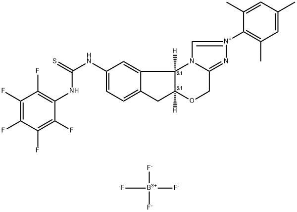 4H,6H-Indeno[2,1-b][1,2,4]triazolo[4,3-d][1,4]oxazinium, 5a,10b-dihydro-9-[[[(2,3,4,5,6-pentafluorophenyl)amino]thioxomethyl]amino]-2-(2,4,6-trimethylphenyl)-, (5aS,10bR)-, tetrafluoroborate(1-) (1:1) Struktur