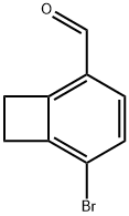 5-Bromobicyclo[4.2.0]octa-1(6),2,4-triene-2-carbaldehyde 化学構造式