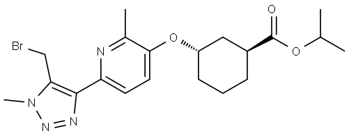 (1S,3S)-isopropyl 3-((6-(5-(bromomethyl)-1-methyl-1H-1,2,3-triazol-4-yl)-2-methylpyridin-3-yl)oxy)cyclohexanecarboxylate 化学構造式