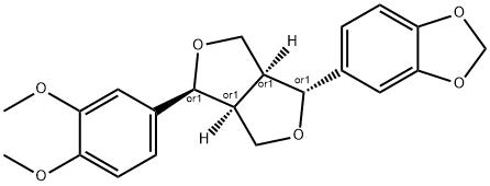 rac-5-[(1α*,3aα*,4β*,6aα*)-4-(3,4-ジメトキシフェニル)テトラヒドロ-1H,3H-フロ[3,4-c]フラン-1-イル]-1,3-ベンゾジオキソール 化学構造式