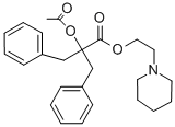 α-アセトキシ-α-ベンジルヒドロけい皮酸2-ピペリジノエチル 化学構造式
