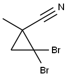 2,2-ジブロモ-1-メチルシクロプロパンカルボニトリル 化学構造式