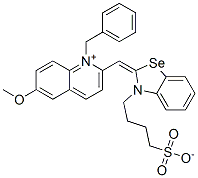 6-メトキシ-1-(フェニルメチル)-2-[[3-(4-スルホナトブチル)-ベンゾセレナゾール-2(3H)-イリデン]メチル]キノリニウム 化学構造式