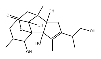 3a,4,5,6,7,7a,8,8a-オクタヒドロ-3a,4,7a,8a-テトラヒドロキシ-2-(2-ヒドロキシ-1-メチルエチル)-3,5,8-トリメチル-3b,8-(エポキシエタノ)-1H-シクロペンタ[a]インデン-10-オン 化学構造式