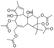 4,9,9a-トリス(アセチルオキシ)-3-[(アセチルオキシ)メチル]-1,1a,1b,4,4a,7a,7b,8,9,9a-デカヒドロ-4a,7b-ジヒドロキシ-1,1,6,8-テトラメチル-5H-シクロプロパ[3,4]ベンゾ[1,2-e]アズレン-5-オン 化学構造式