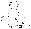 [benzyl-(2-chloro-6-methyl-phenyl)carbamoyl]methyl-diethyl-azanium chl oride Struktur