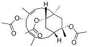 (1S,4E,6S,8E,12R,13S,15S)-1,5,9,13-テトラメチルビシクロ[10.2.2]ヘキサデカ-4,8-ジエン-6,13,15-トリオールトリアセタート 化学構造式