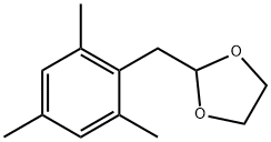 2,4,6-トリメチル(1,3-ジオキソラン-2-イルメチル)ベンゼン 化学構造式