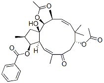 (2S,3S,3aS,4E,8R,10E,12S,13S,13aR)-8,13-Bis(acetyloxy)-3-(benzoyloxy)-1,2,3,3a,7,8,9,12,13,13a-decahydro-13a-hydroxy-2,5,9,9,12-pentamethyl-6H-cyclopentacyclododecen-6-one Struktur