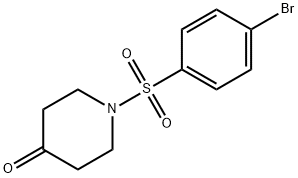 1-((4-ブロモフェニル)スルホニル)ピペリジン-4-オン 化学構造式