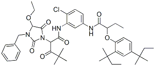 2-(1-ベンジル-5-エトキシ-2,4-ジオキソイミダゾリジン-3-イル)-2′-クロロ-5′-[2-(2,4-ジ-tert-アミルフエノキシ)ブタンアミド]-4,4-ジメチル-3-オキソペンタンアニリド 化学構造式